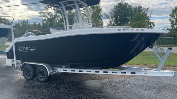 Robalo R222 Center Console