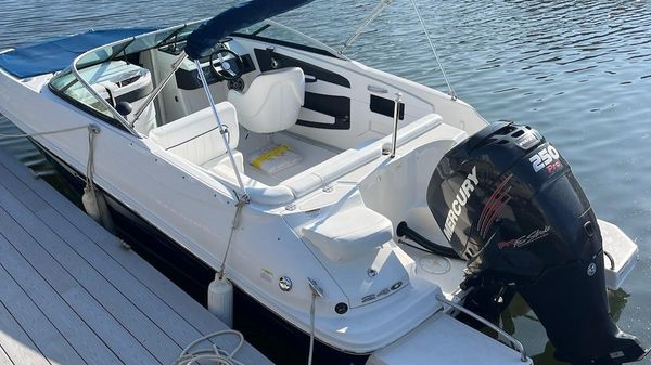 Sea Ray 240 Sundeck Outboard 