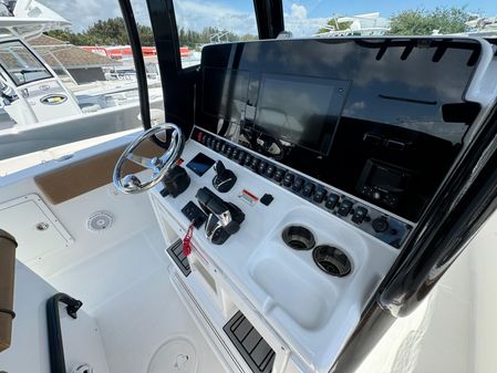 Sea Hunt Gamefish 30 Forward Seating image