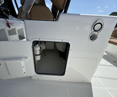 Sea Hunt Gamefish 30 Forward Seating image