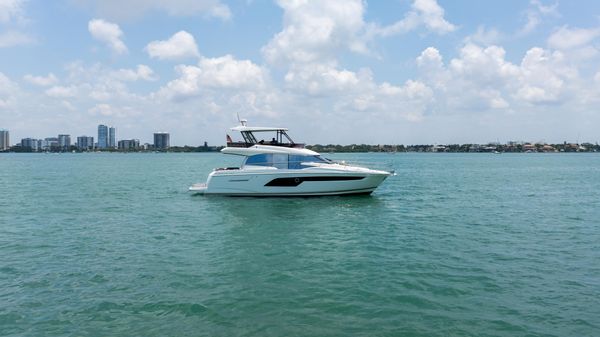 Prestige 520 Flybridge image