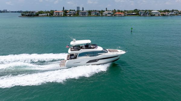 Prestige 520 Flybridge image