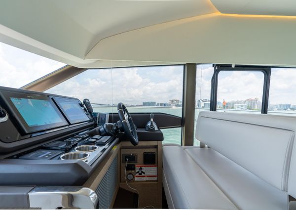 Prestige 520-FLYBRIDGE image