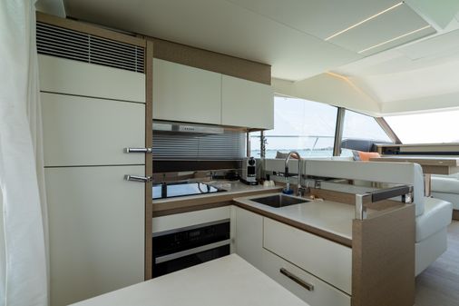 Prestige 520 Flybridge image