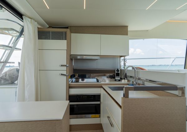 Prestige 520-FLYBRIDGE image