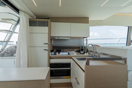 Prestige 520-FLYBRIDGE image