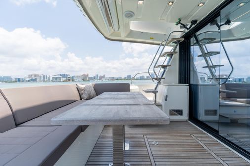 Prestige 520-FLYBRIDGE image