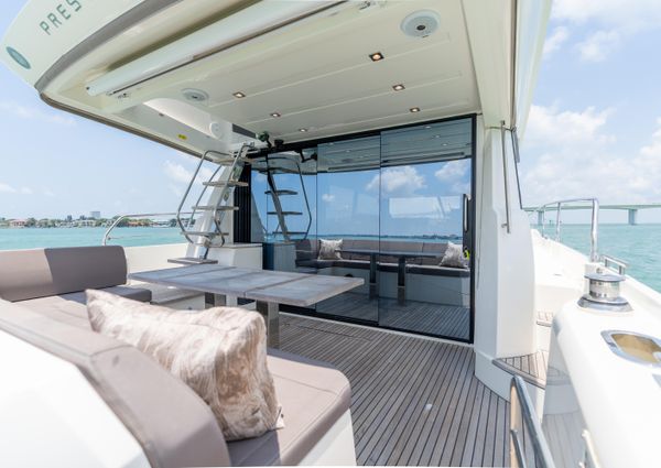 Prestige 520-FLYBRIDGE image