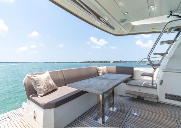 Prestige 520-FLYBRIDGE image