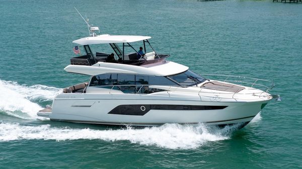 Prestige 520 Flybridge 