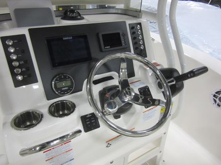 Robalo R200 Center Console image