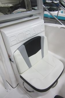 Robalo R200 Center Console image