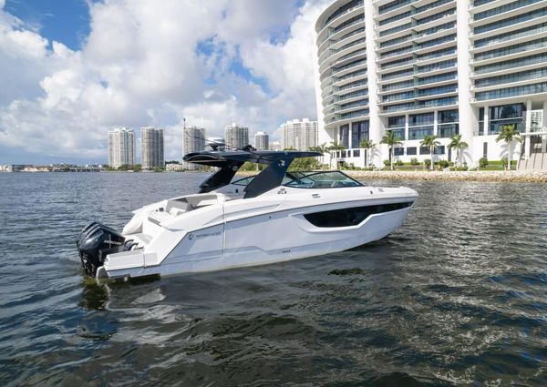 Cruisers-yachts 38-GLS image