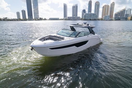 Cruisers Yachts 38 GLS image