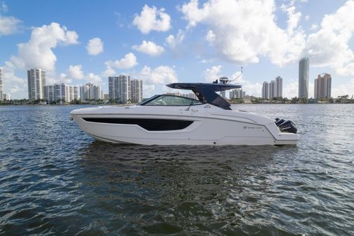 Cruisers Yachts 38 GLS image