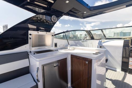 Cruisers Yachts 38 GLS image