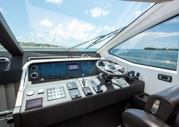 Azimut 66 image