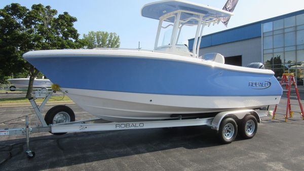 Robalo R230 Center Console 