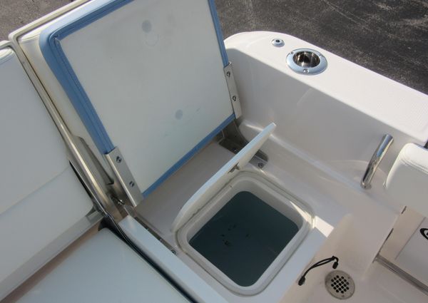 Robalo R230-CENTER-CONSOLE image