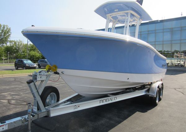 Robalo R230-CENTER-CONSOLE image