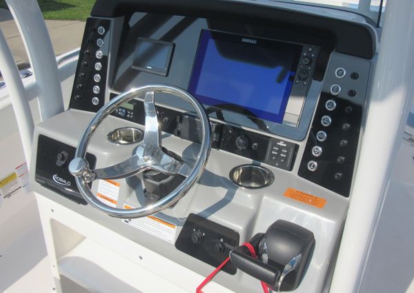 Robalo R230-CENTER-CONSOLE image