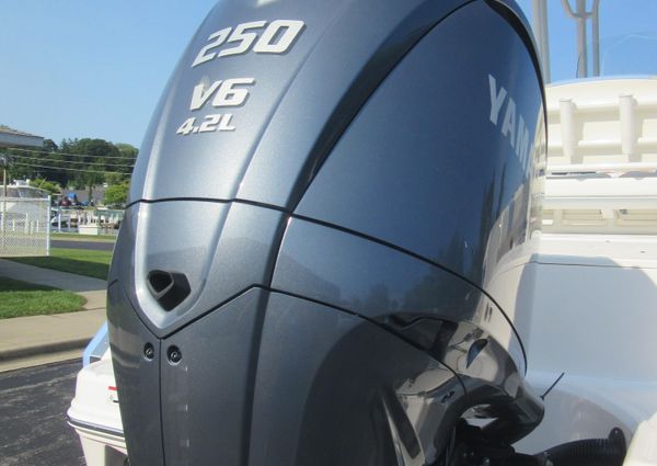 Robalo R230-CENTER-CONSOLE image