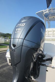 Robalo R230-CENTER-CONSOLE image