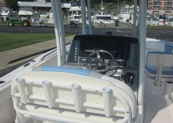 Robalo R230-CENTER-CONSOLE image