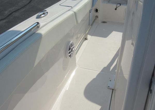 Robalo R230-CENTER-CONSOLE image