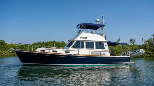 Grand Banks Eastbay 43 Flybridge