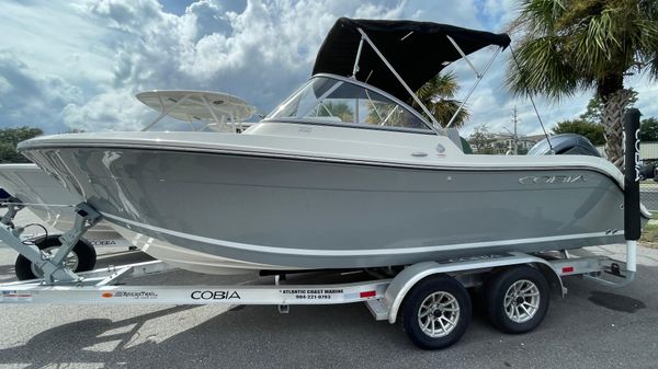 Cobia 220 Dual Console 