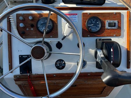 Boston-whaler MONTAUK image