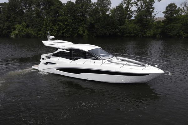 Galeon 425 HTS - main image