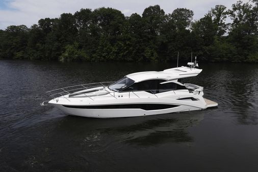 Galeon 425 HTS image