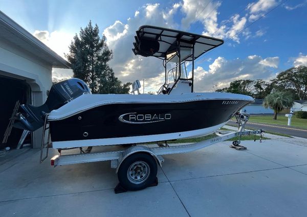 Robalo R180-CENTER-CONSOLE image