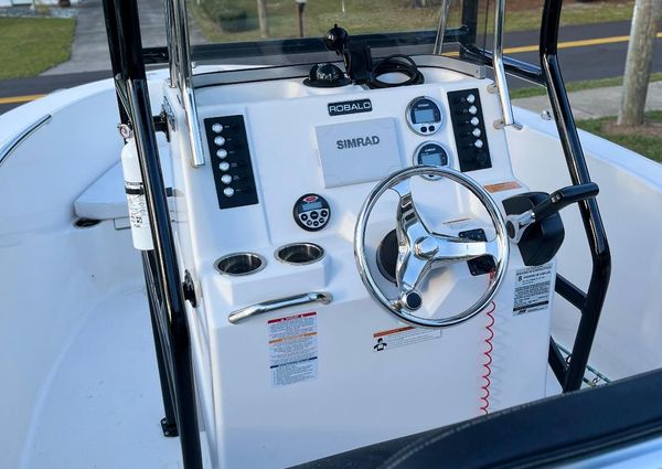 Robalo R180-CENTER-CONSOLE image