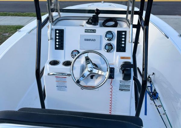 Robalo R180-CENTER-CONSOLE image