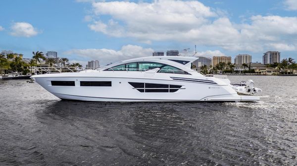 Cruisers Yachts 60 Cantius 