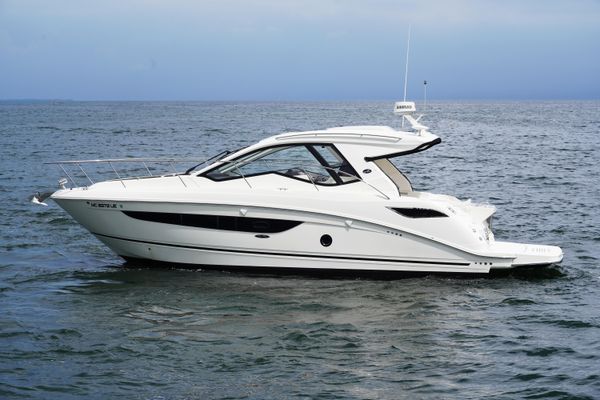 Sea Ray 350 Sundancer Coupe - main image