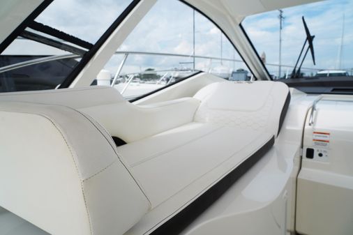 Sea Ray 350 Sundancer Coupe image