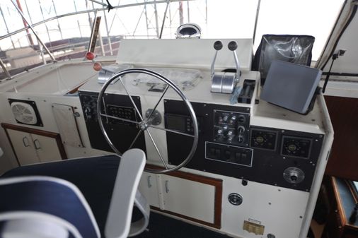 Hatteras 70 Cockpit Motor Yacht image