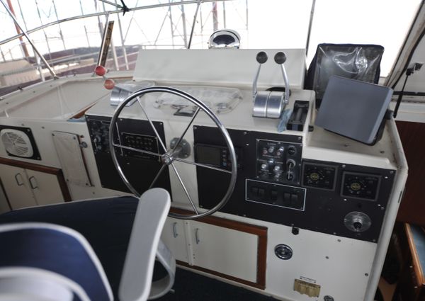 Hatteras 70 Cockpit Motor Yacht image