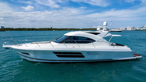 Riviera 5000 Sport Yacht 