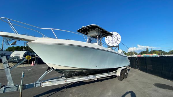 Mako 252 Center Console 