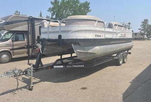 Sun Tracker Party Barge 22 DLX