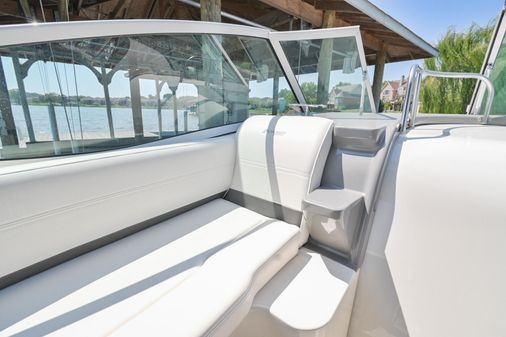 Cruisers Yachts 300 CXi Express image