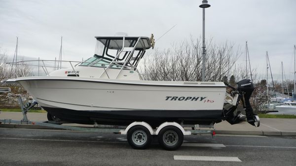 Trophy 2352 Walkaround 