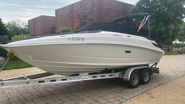 Sea Ray 220 Sundeck 