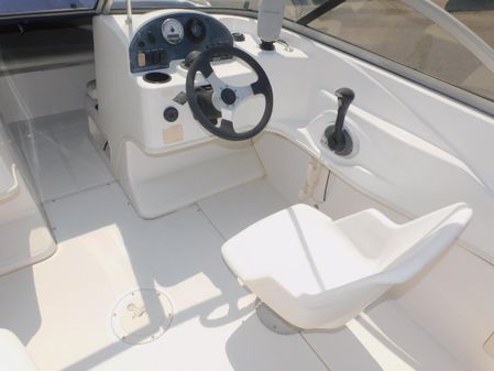 Boston Whaler Ventura 180 image