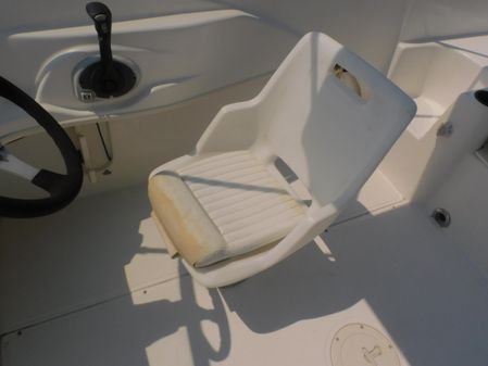 Boston Whaler Ventura 180 image